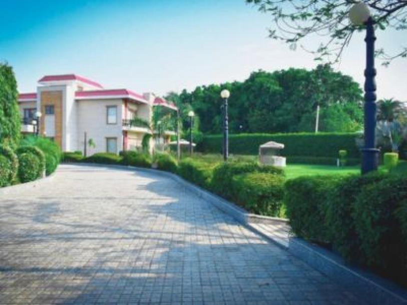 5 Bedroom Farm house 4840 sq yds in Chattarpur, South Delhi-1