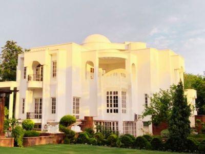 5 Bedroom Farm house 12500 sq yds in Chattarpur, South Delhi